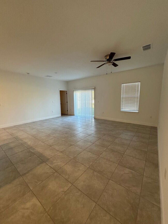 Building Photo - Marion Oaks 4 Bedrooms 2 Baths