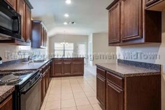 Building Photo - Charming Newer Home Master-planned communi...