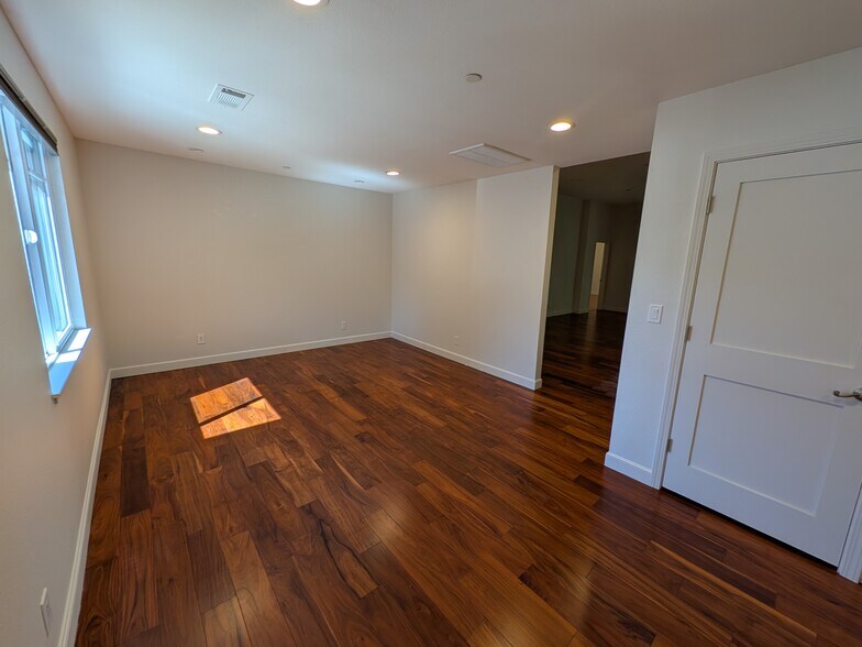 Building Photo - 344 Orchard Ave