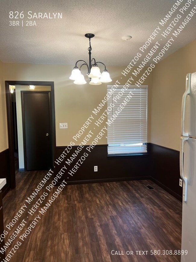 Building Photo - 826 Saralyn-