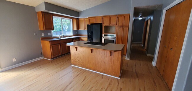 Building Photo - Three Bedroom w/ a Large Bonus Room on a C...