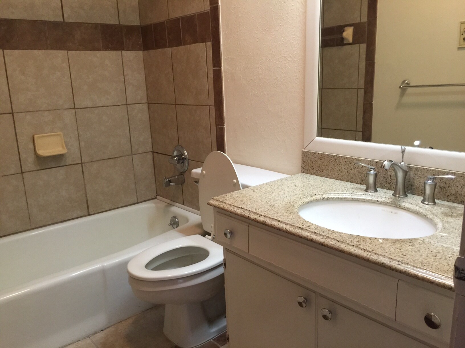 Building Photo - 209 Pine St