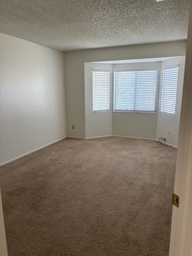 Building Photo - Beautiful 4 Bedroom, 3 Bathroom House Available Now!