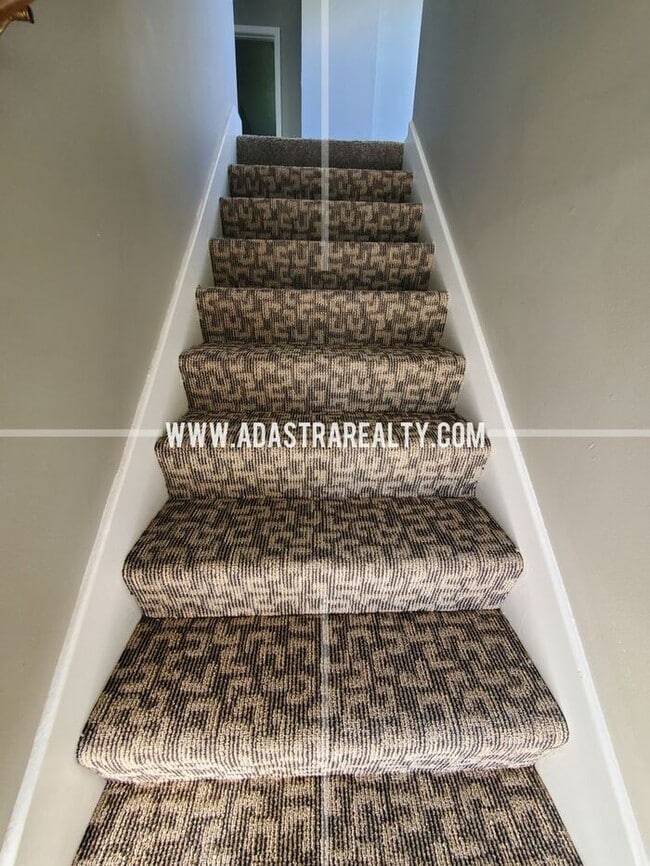 Building Photo - Spacious Duplex in the Heart of Olathe-Com...