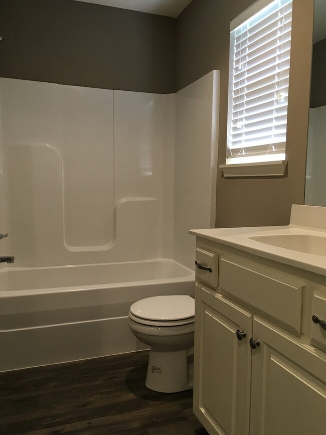 Building Photo - 2 Bed 2 Car Single Level Home in Raymore