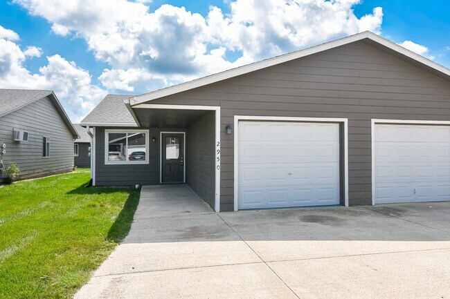 Building Photo - 3 Bedroom, Single-story Townhomes for rent in Madrid, IA
