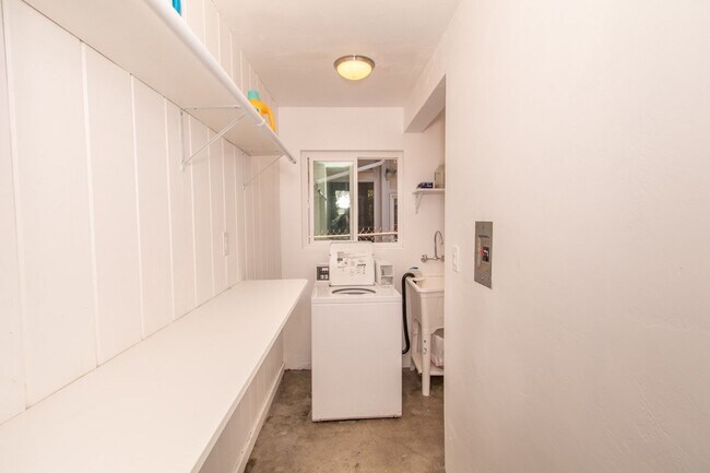 Building Photo - Charming 1 Bedroom / 1 Bath Apartment in Kensington Neighborhood w/ Garage - VACANT FOR VIEWING!