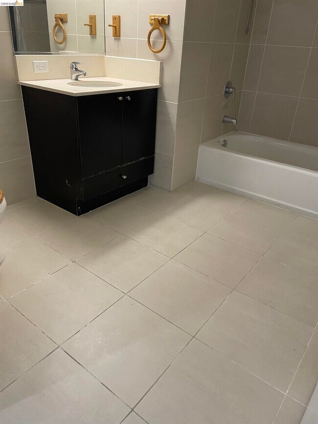 Building Photo - 311 Oak St