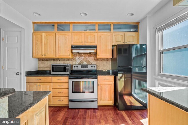 Building Photo - Headline:  Spacious & Updated Townhouse in Prime Reston Location