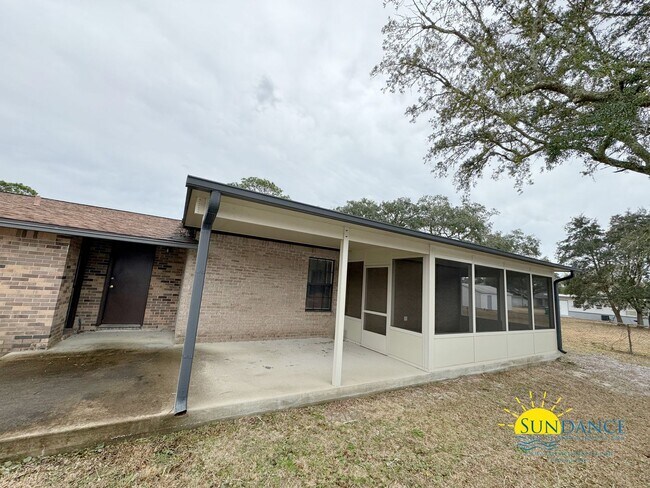 Building Photo - Charming 3-Bedroom Home located in between Hurlburt and Eglin AFB!