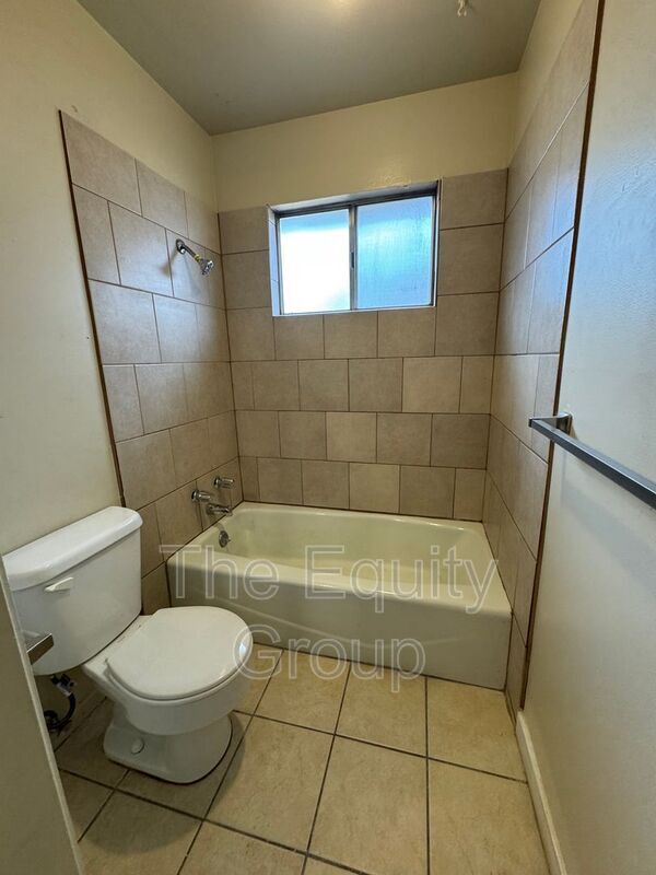 Building Photo - 1009 W Laura Ave