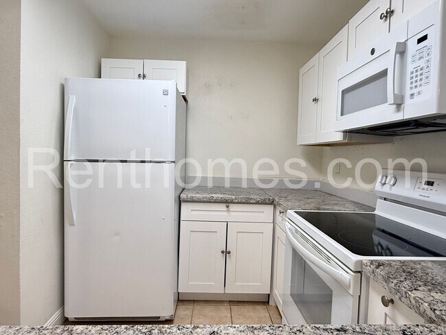 Building Photo - 7425 Charmant Dr