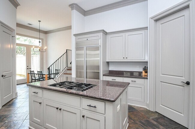 Building Photo - 2702 Tudor Manor