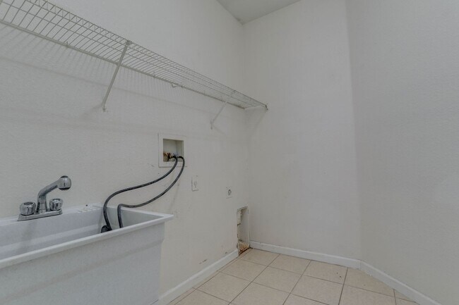 Building Photo - 4977 Pall Mall St W
