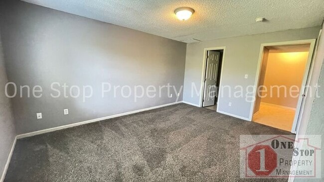 Building Photo - Charming 2 Bedroom TownHouse in Independen...