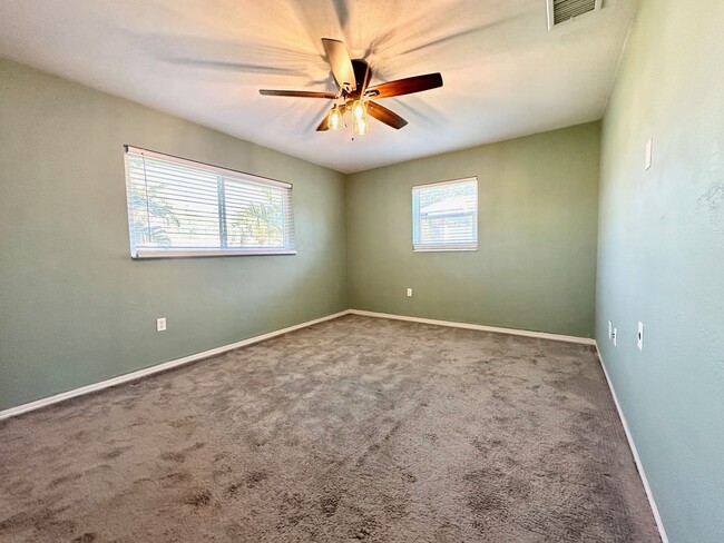 Building Photo - Fantastic 2br/1ba/1car gar available now i...