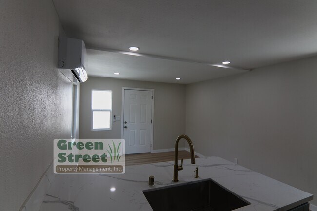 Building Photo - 3851 Menlo Ave