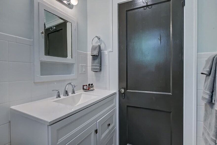 Building Photo - 518 Lamar Ave