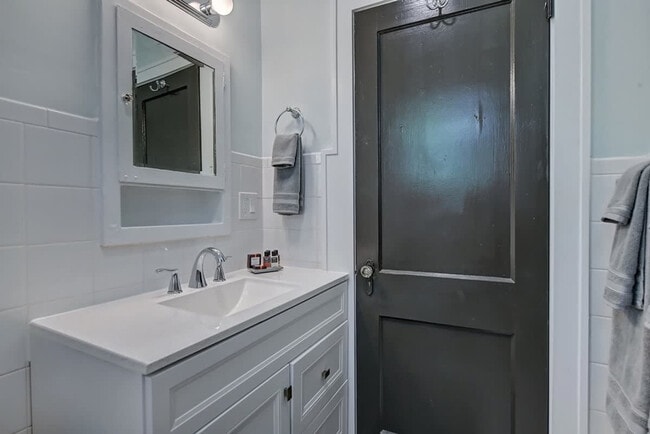 Building Photo - 518 Lamar Ave