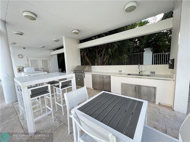 Building Photo - 17301 Biscayne Blvd