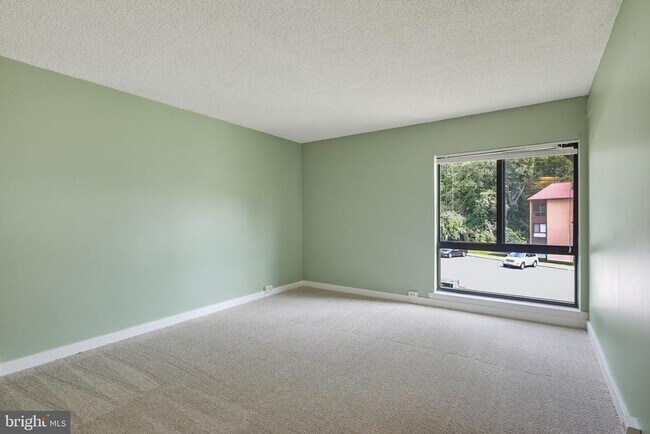 Building Photo - 5911 Tamar Dr