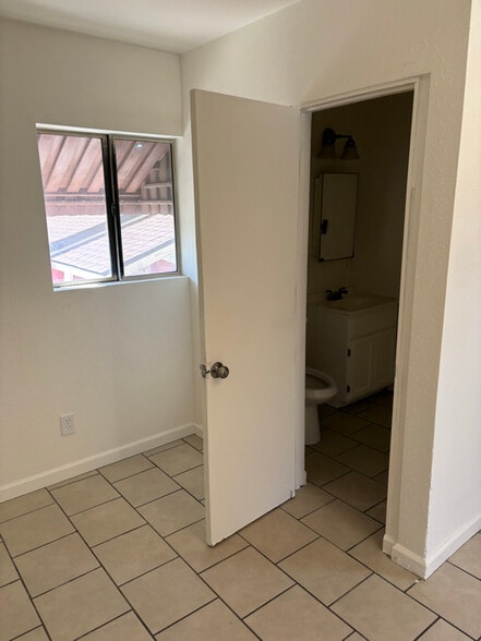 Building Photo - 443 E 84th St