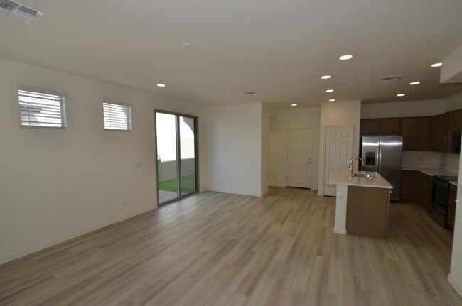 Building Photo - 1306 W Sparrow Dr