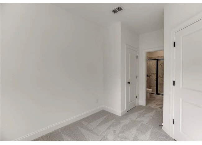 Building Photo - Beautiful 3bd/3.5ba Vinings Townhome with ...