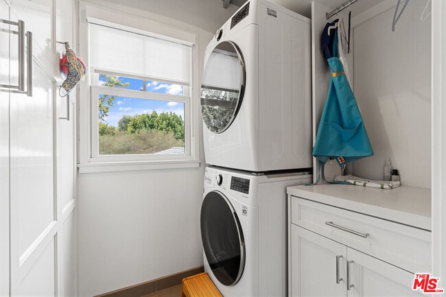 Building Photo - 942 Superba Ave