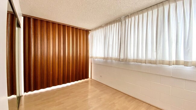 Building Photo - Available Now! Studio on Kinau Street with...