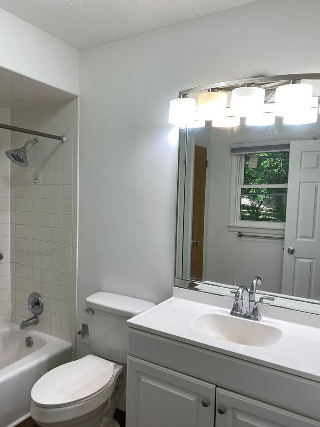 Building Photo - West side location 4br 2.5bth Finished Basement 2crg
