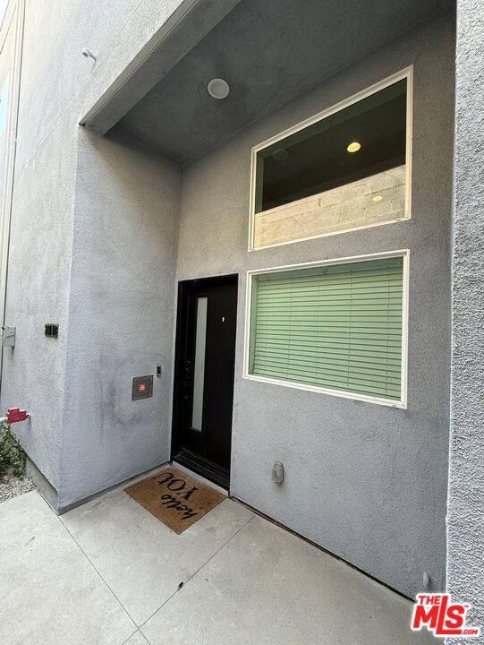 Building Photo - 2931 1/2 Denby Ave