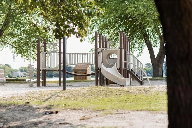 Building Photo - 1545 Lakeport Ct