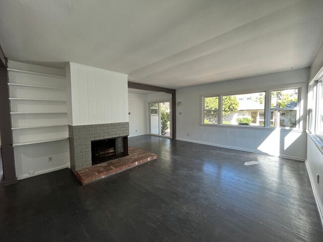 Building Photo - Sherman Oaks 3+2 w/bonus room + upgrades on cul-de-sac lot!