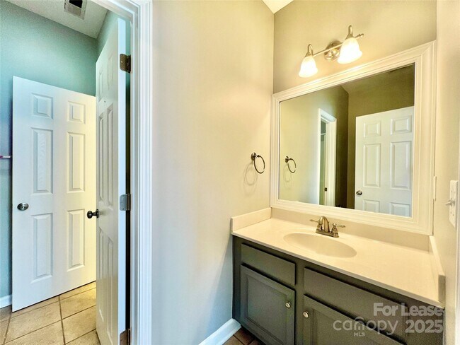 Building Photo - 811 Deercross Ln