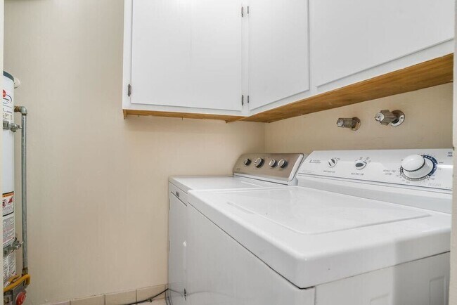 Building Photo - 1130 Fontana Dr