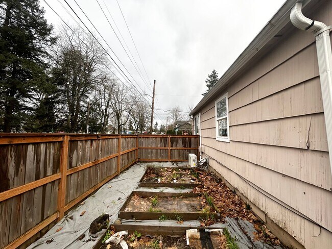 Building Photo - 3 Bedroom SE Portland Home!