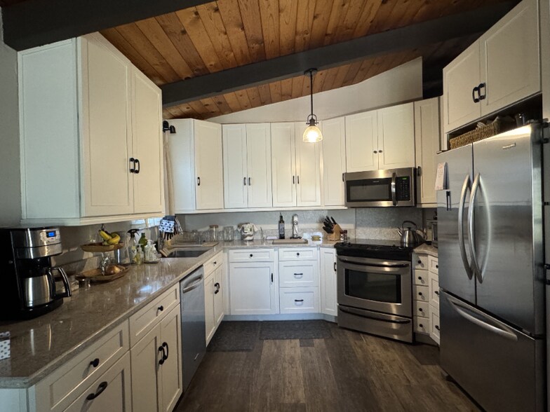 Building Photo - 23256 Lone Pine Dr