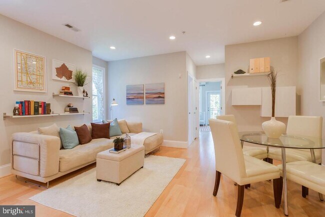 Building Photo - 3937 Davis Pl NW