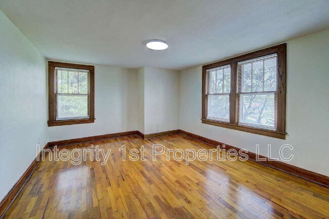 Building Photo - 4226 NE Antioch Rd