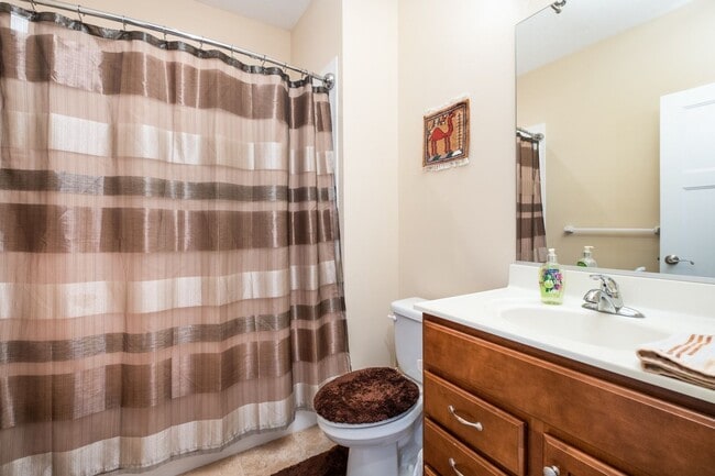 Building Photo - 3BR Open Floor Plan with Sunroom & Garage!