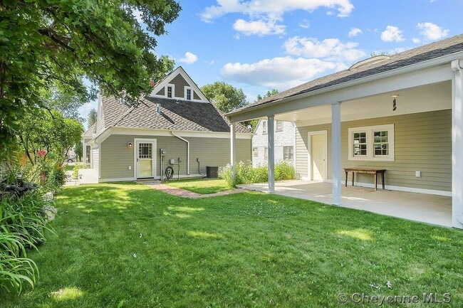 Building Photo - Charming Three Bedroom Home!