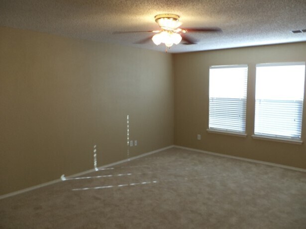 Building Photo - 1601 White Oak Rd