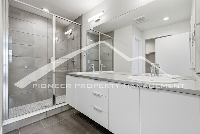Building Photo - Spacious Townhouse with Central AC and 2-Car Garage