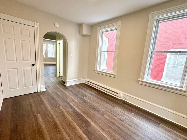 Building Photo - 320 S Ann St