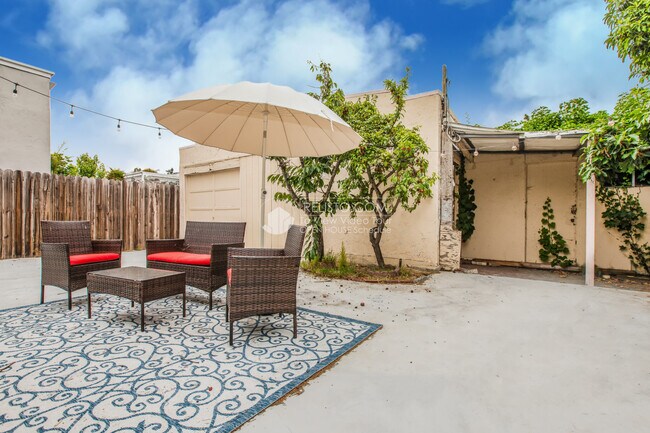 Building Photo - 2720 Bellaire Pl