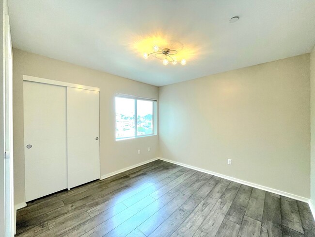 Building Photo - Modern 3 story 3B/3.5BA Ocean Beach Home w...