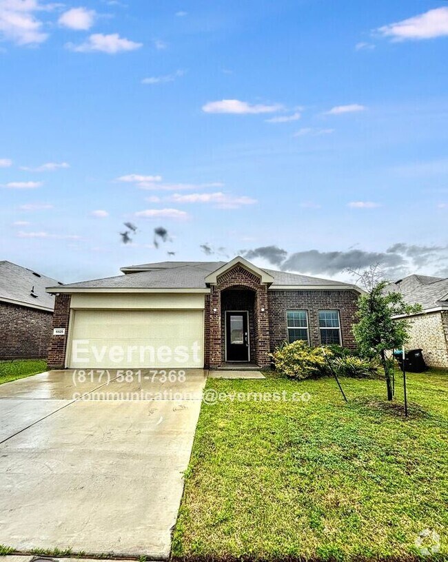 Building Photo - 4-Bedroom Home with Large Backyard and Con...