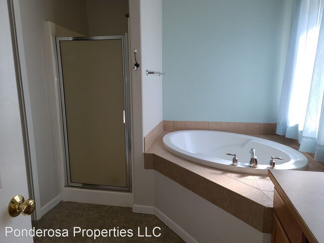 Building Photo - 3 br, 2.5 bath House - 150 SW Cascade Moun...