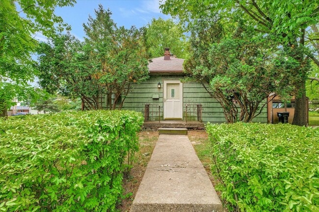 Building Photo - 2 BED / 1 BATH HOUSE NEAR CAMPUS W/ CHARMI...